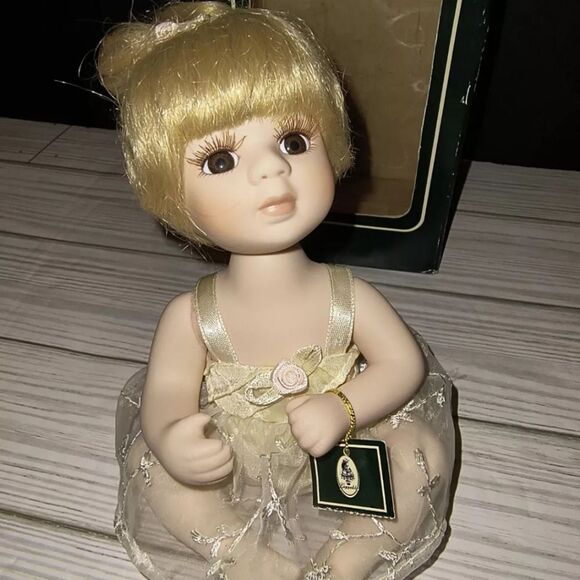 Geppeddo Porcelain Collectible Doll Taci Mini Ballerina Blonde Hair 6"in w Box - Picture 10 of 13
